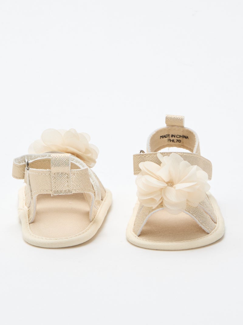 Sandalias doradas con flor Amarillo - Kiabi