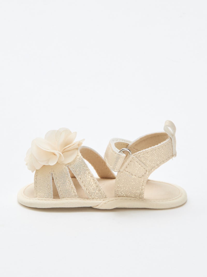Sandalias doradas con flor Amarillo - Kiabi