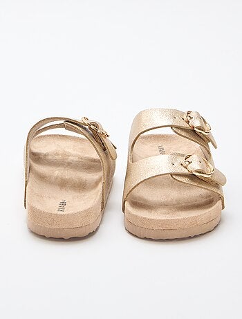 Sandalias doradas con hebilla de flores
