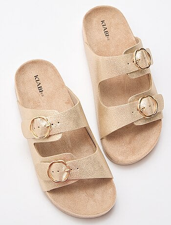 Sandalias doradas con hebilla de flores