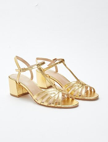 Sandalias doradas con tacón cuadrado
