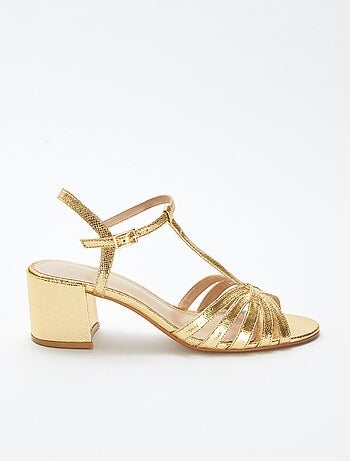 Sandalias doradas con tacón cuadrado