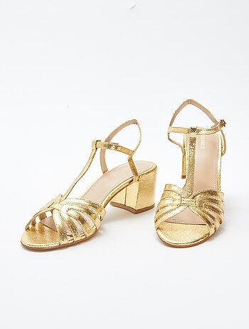 Sandalias doradas con tacón cuadrado
