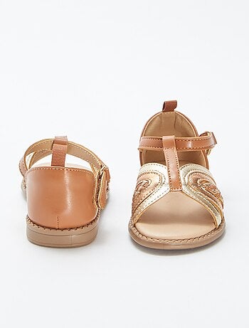 Sandalias doradas y cobrizas con velcros