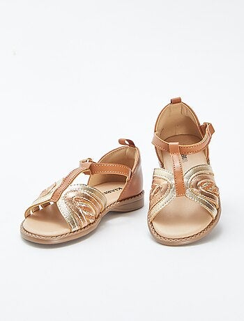 Sandalias doradas y cobrizas con velcros