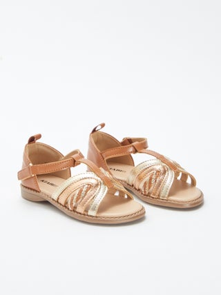 Sandalias doradas y cobrizas con velcros