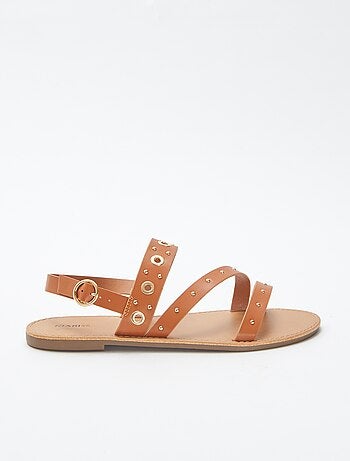 Sandalias lisas con tiras con tachuelas