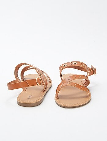 Sandalias lisas con tiras con tachuelas
