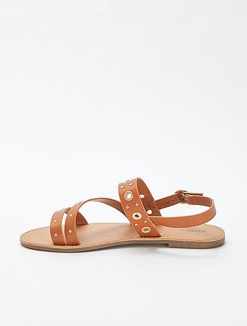Sandalias lisas con tiras con tachuelas