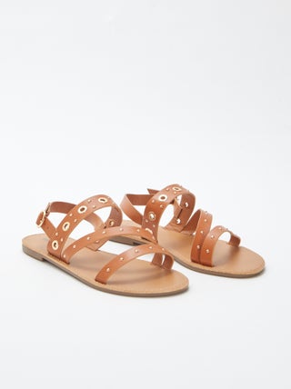 Sandalias lisas con tiras con tachuelas