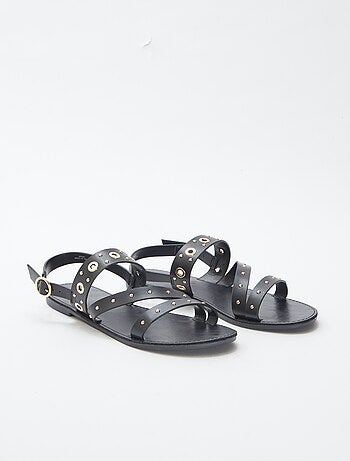 Sandalias lisas con tiras con tachuelas