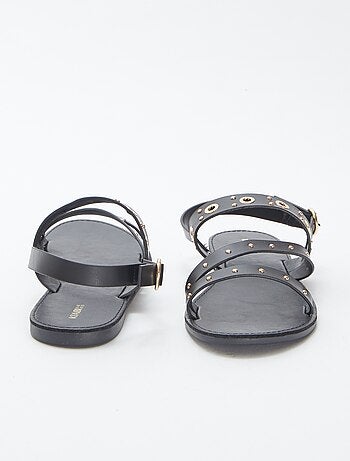 Sandalias lisas con tiras con tachuelas