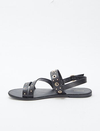 Sandalias lisas con tiras con tachuelas