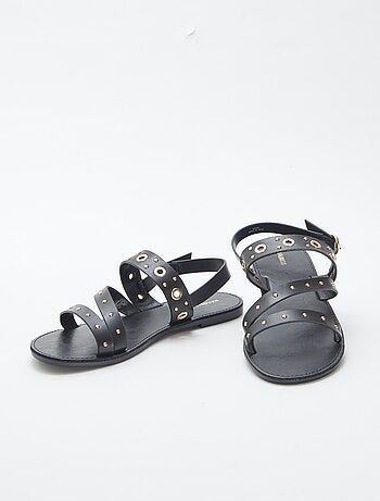 Sandalias lisas con tiras con tachuelas