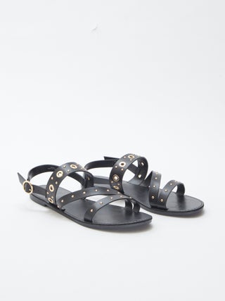 Sandalias lisas con tiras con tachuelas