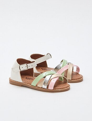 Sandalias multicolores con múltiples tiras