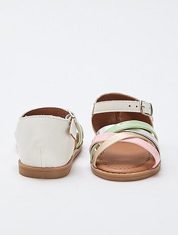 Sandalias multicolores con múltiples tiras