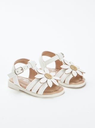 Sandalias multitiras con flor en relieve