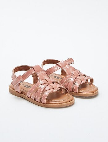 Sandalias multitiras efecto charol