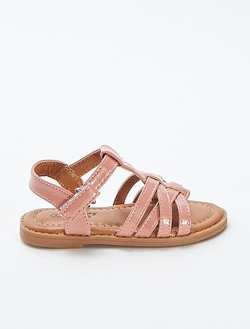 Sandalias multitiras efecto charol