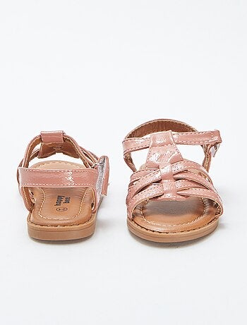Sandalias multitiras efecto charol