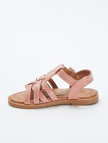 Sandalias multitiras efecto charol