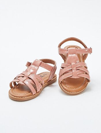 Sandalias multitiras efecto charol