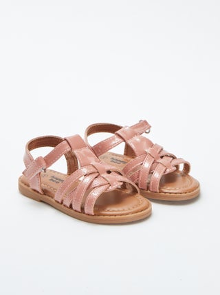Sandalias multitiras efecto charol
