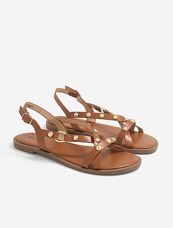 Sandalias planas con detalles de tachuelas