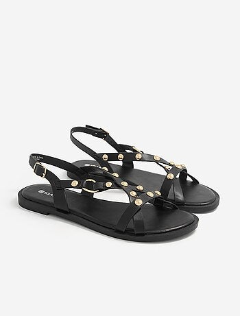 Sandalias planas con detalles de tachuelas