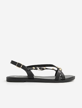Sandalias planas con detalles de tachuelas