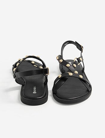 Sandalias planas con detalles de tachuelas