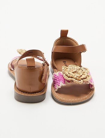 Sandalias planas con flores de fantasía
