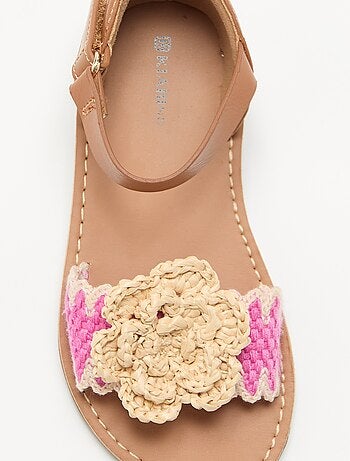 Sandalias planas con flores de fantasía