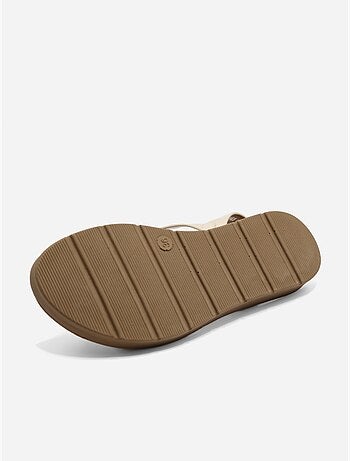Sandalias planas con hebilla