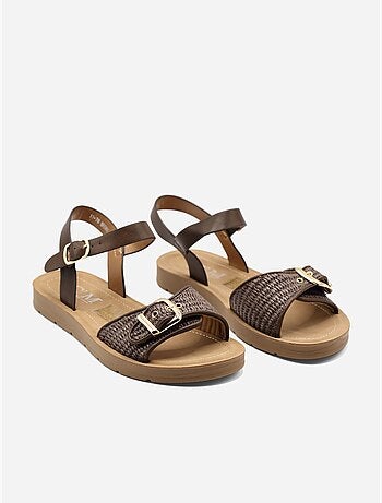 Sandalias planas con hebilla