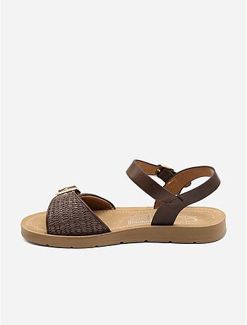Sandalias planas con hebilla