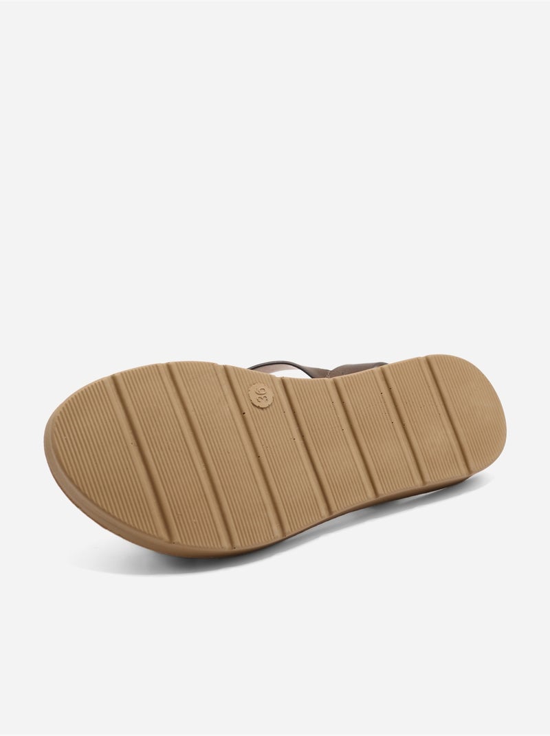 Sandalias planas con hebilla Marrón - Kiabi