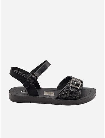 Sandalias planas con hebilla