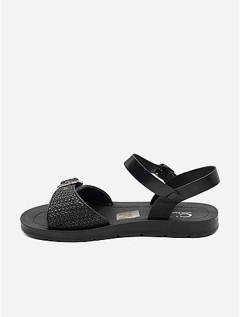 Sandalias planas con hebilla