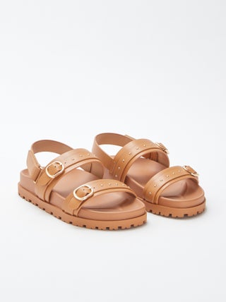 Sandalias planas con tachuelas decorativas