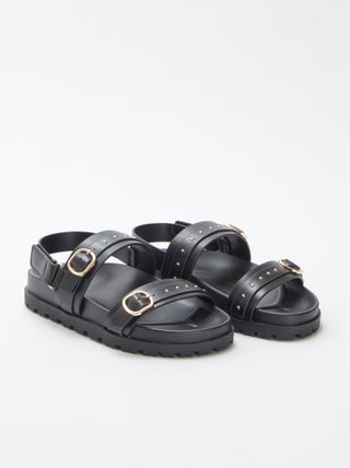 Sandalias planas con tachuelas decorativas