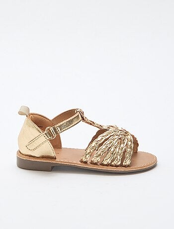 Sandalias planas con tira y correas trenzadas