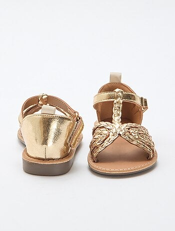 Sandalias planas con tira y correas trenzadas