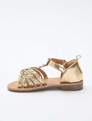 Sandalias planas con tira y correas trenzadas