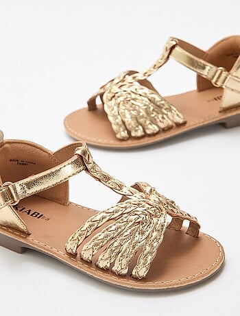 Sandalias planas con tira y correas trenzadas