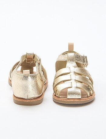 Sandalias planas con tiras cerradas brillantes