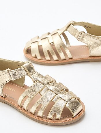 Sandalias planas con tiras cerradas brillantes