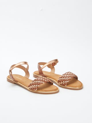 Sandalias planas con tiras con hebilla