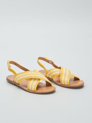 Sandalias planas con tiras cruzadas